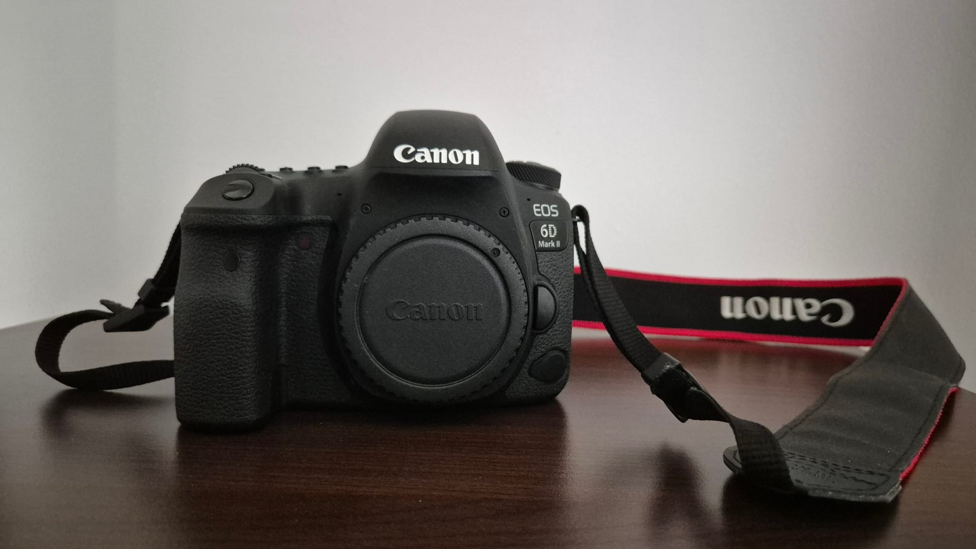 Canon EOS 6D Mark II Full Frame – Sănătate Baterie 3/3 + Geantă + Încărcător și 5149 de cadre