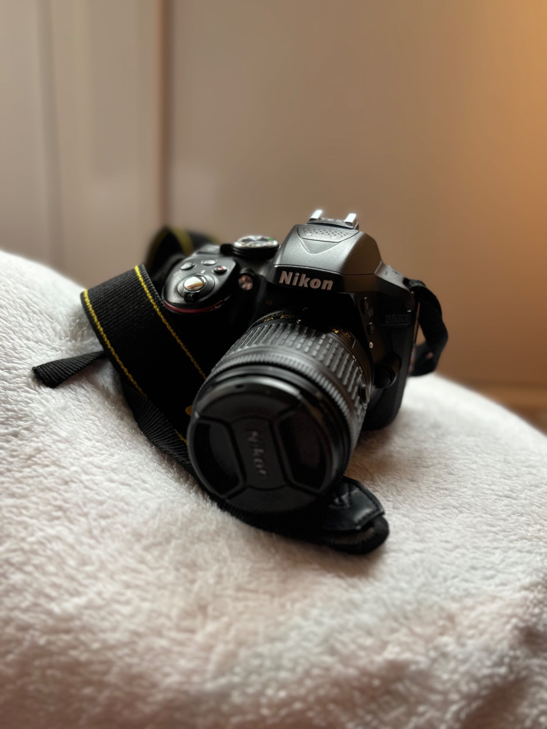 Nikon D5300 + accesorii- Stare buna