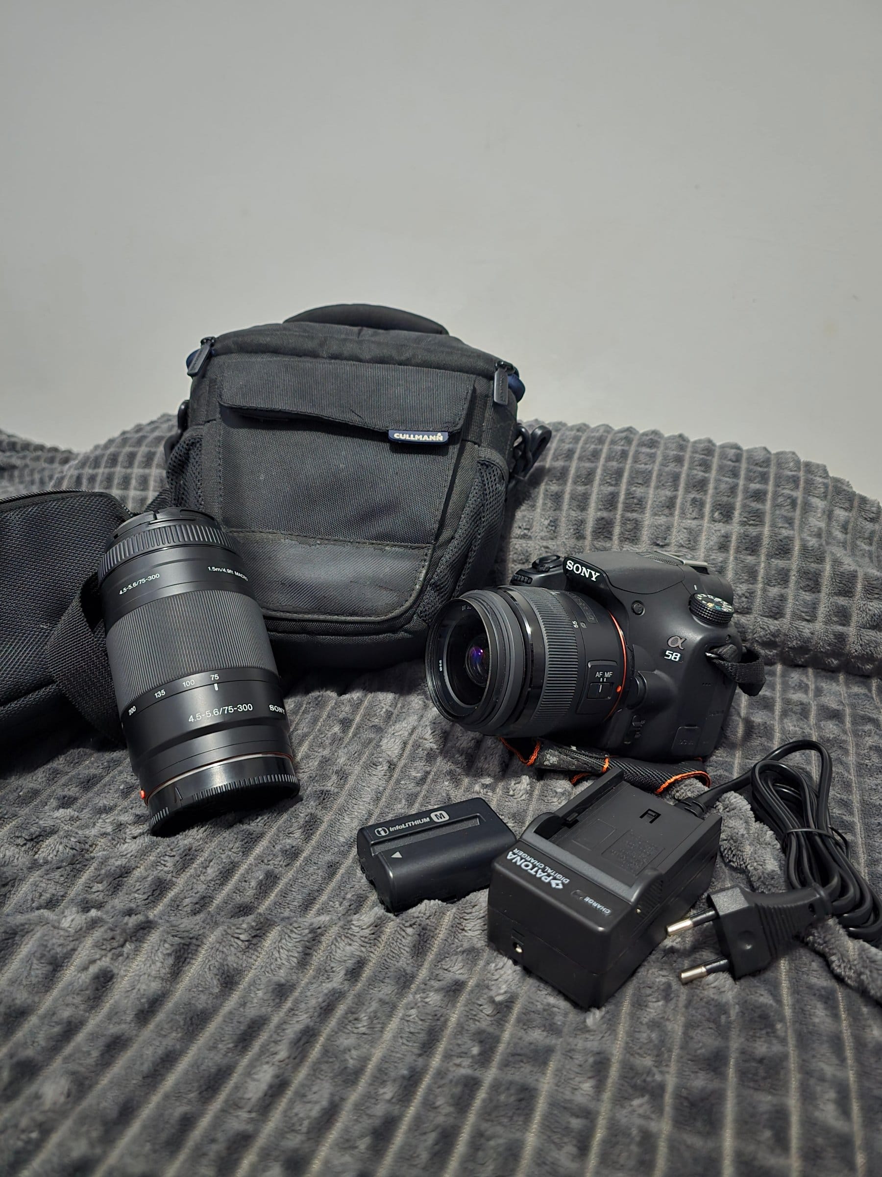 Sony a58 cu obiectiv kit plus obiectiv 75 300